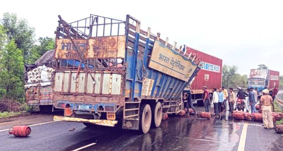 Road accident, MP Road accident, Road accident in MP, Madhya Pradesh, Truck collision in Rajgarh, Pickup car accident Shajapur, Bike accident Singrauli, Highway Accident
