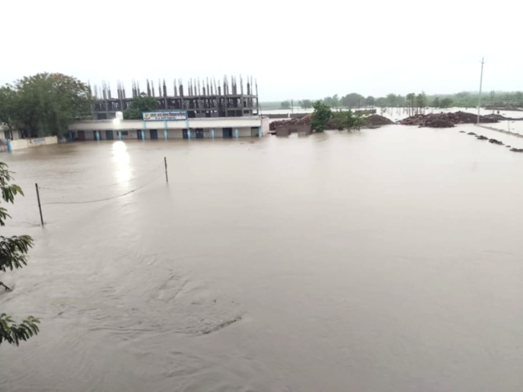 Shivpuri flood, Guna heavy rain, Madhya Pradesh rainfall, school rescue operation, Sindh river flood.