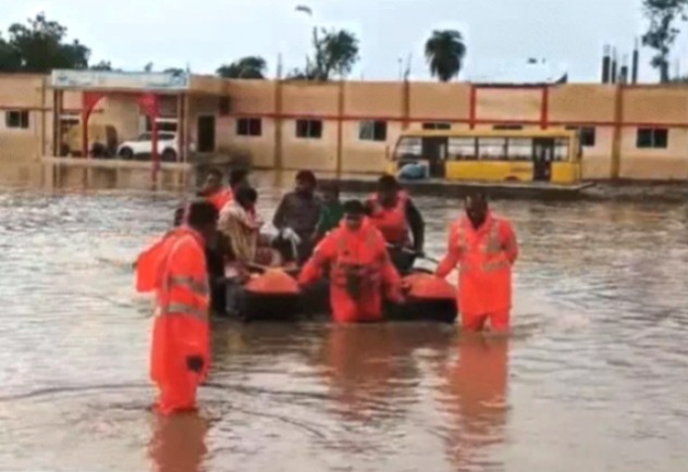 Shivpuri flood, Guna heavy rain, Madhya Pradesh rainfall, school rescue operation, Sindh river flood.