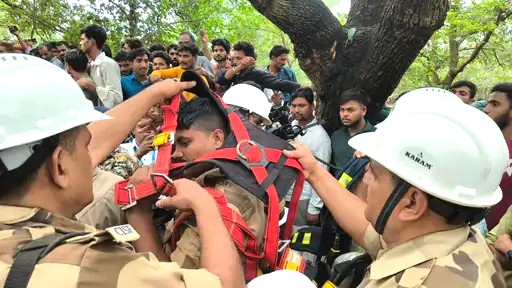 Guna, Guna well gas leak, Guna accident, well gas leak, gas leak accident, Well gas leak accident in Guna, Carbon monoxide poisoning, Madhya Pradesh, Cow rescue, Guna well incident, SDERF rescue operation, Death in well, death from gas leak, mp news