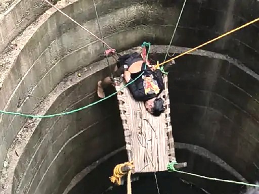 Guna, Guna well gas leak, Guna accident, well gas leak, gas leak accident, Well gas leak accident in Guna, Carbon monoxide poisoning, Madhya Pradesh, Cow rescue, Guna well incident, SDERF rescue operation, Death in well, death from gas leak, mp news