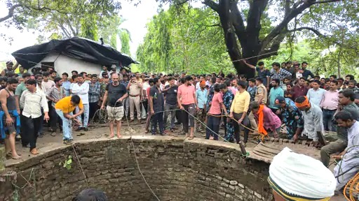 Guna, Guna well gas leak, Guna accident, well gas leak, gas leak accident, Well gas leak accident in Guna, Carbon monoxide poisoning, Madhya Pradesh, Cow rescue, Guna well incident, SDERF rescue operation, Death in well, death from gas leak, mp news