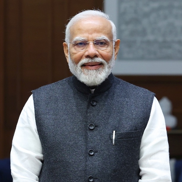 जानें क्या है विशेष गहन पुनरीक्षण (SIR) चुनाव आयोग का कहना है कि वोटर लिस्ट को पारदर्शी बनाने के लिए समय-समय पर उसका पुनरीक्षण करना जरूरी होता है, ताकि इसमें शामिल अयोग्य व्यक्तियों को हटाकर चुनाव की शुचिता को बढ़ाया जा सके. चुनाव आयोग ने बीते दिन SIR पर हो रहे विरोध पर जवाब देते हुए इसका महत्व समझाया था. ‘शादी करने से बच्चा पैदा होता है, घर पर सोने से नहीं…’, पीएम मोदी पर ये क्या बोल गए मल्लिकार्जुन खरगे, बवाल मचना तय चुनाव आयोग ने कहा कि भारत का संविधान भारतीय लोकतंत्र की जननी है. क्या इन बातों से डरकर, निर्वाचन आयोग को कुछ लोगों के बहकावे में आकर और संविधान के खिलाफ जाकर फर्जी वोट डालने पर आंखें मूंदे रहना चाहिए. आयोग ने सवाल उठाते हुए कहा कि पहले बिहार में, फिर पूरे देश में, मृतक मतदाताओं, स्थायी रूप से पलायन कर चुके मतदाताओं, दो स्थानों पर वोट दर्ज कराने वाले मतदाताओं और विदेशी मतदाताओं के नाम पर फर्जी वोट डालने नहीं दे सकते.