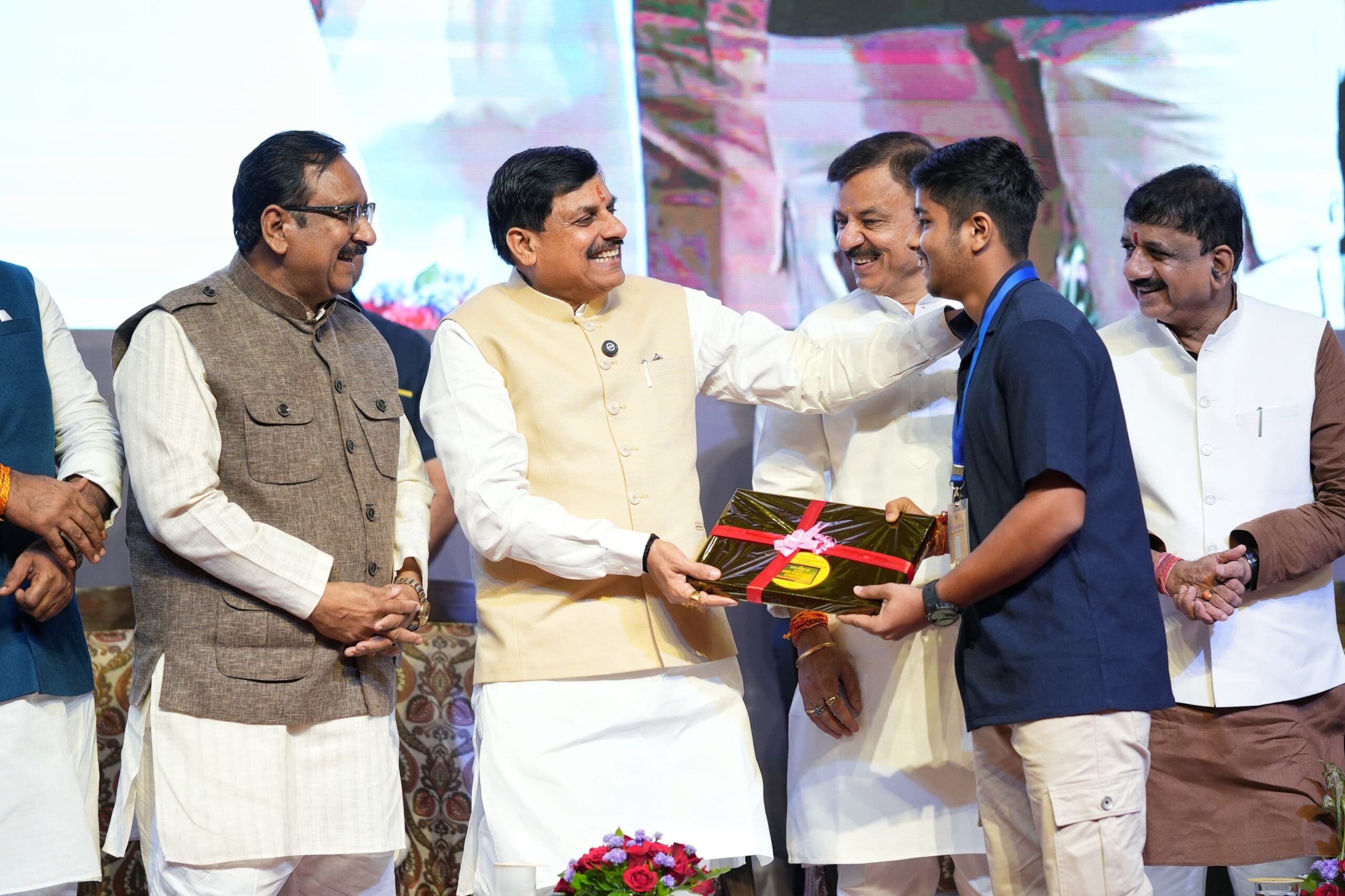 MP Meritorious Student Scheme, CM Mohan Yadav, Students got laptops, MP Board 12th Scholarship, Girls got benefit, Students got 25 thousand, Government School, Private School, MP School
