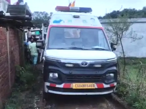 Pregnant woman in mud, Pregnant Woman On Stretcher, Janani Express, Viosa village, Patan, Jabalpur, Pradhan Mantri Gram Sadak Yojana, Jabalpur News, MP News, Madhya Pradesh, Local News, Pregnant woman not get ambulance