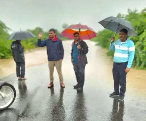 Madhya Pradesh rain, heavy rain, board office, MP Nagar, road collapse in Bhopal, road collapse