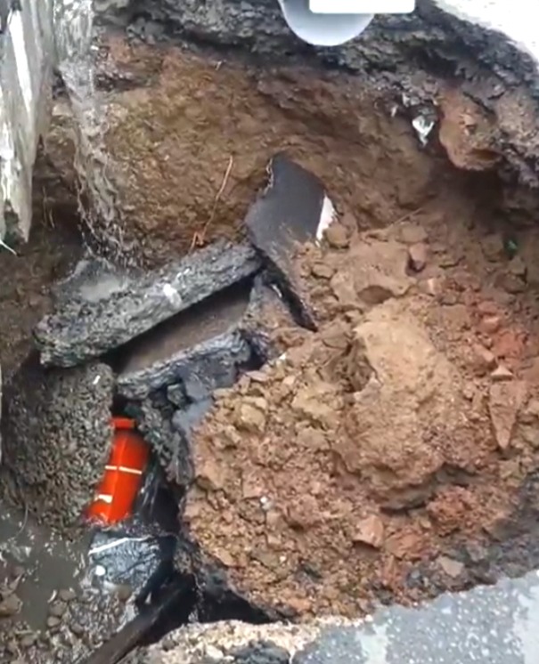 Madhya Pradesh rain, heavy rain, board office, MP Nagar, road collapse in Bhopal, road collapse