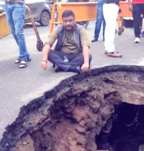 Madhya Pradesh rain, heavy rain, board office, MP Nagar, road collapse in Bhopal, road collapse