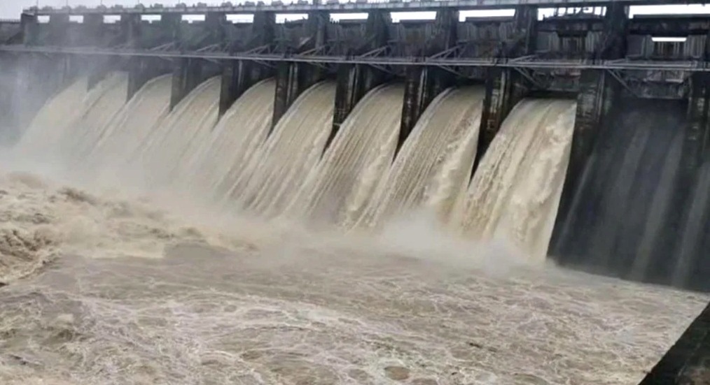 Heavy rain in Bhopal, Bhopal waterlogging, Kaliyasot dam, Big pond water level, Madhya Pradesh rain, Madhya Pradesh, Congress Bhopal, Heavy rain in Madhya Pradesh, Monsoon 2025, Flood in Madhya Pradesh, Satpura dam gates opened, Tawa dam water level, Brother and sister swept away in Vidisha, Bhopal rain alert, Madhya Pradesh weather, Weather update