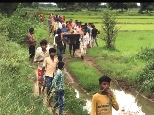 Satna village, no road, ambulance, dead body on the cot, problem of villagers, no ambulance pregnant woman, MP News, Madhya Pradesh, bad condition of road, Leela Sahu, no ambulance in the village, no road in the village, BMO