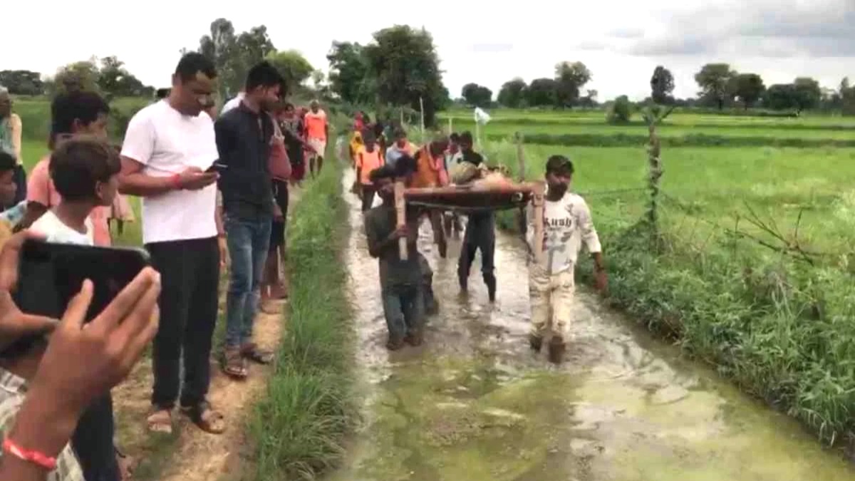 Satna village, no road, ambulance, dead body on the cot, problem of villagers, no ambulance pregnant woman, MP News, Madhya Pradesh, bad condition of road, Leela Sahu, no ambulance in the village, no road in the village, BMO