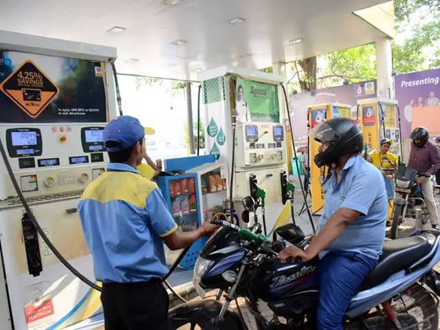 1 August 2025, 1 August rule applicable, 1 August rule change, no petrol without helmet, helmet compulsory, Indore petrol pump, Bhopal petrol pump, traffic rules, road safety,
