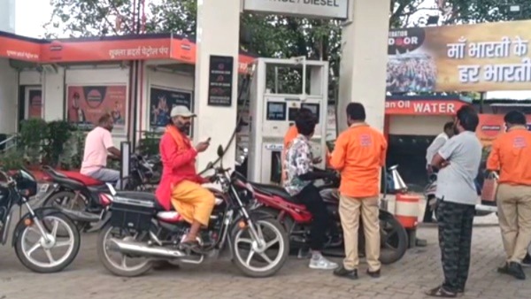 indore helmet rule, golu shukla petrol pump, petrol without helmet, indore traffic rule, helmet compulsory indore