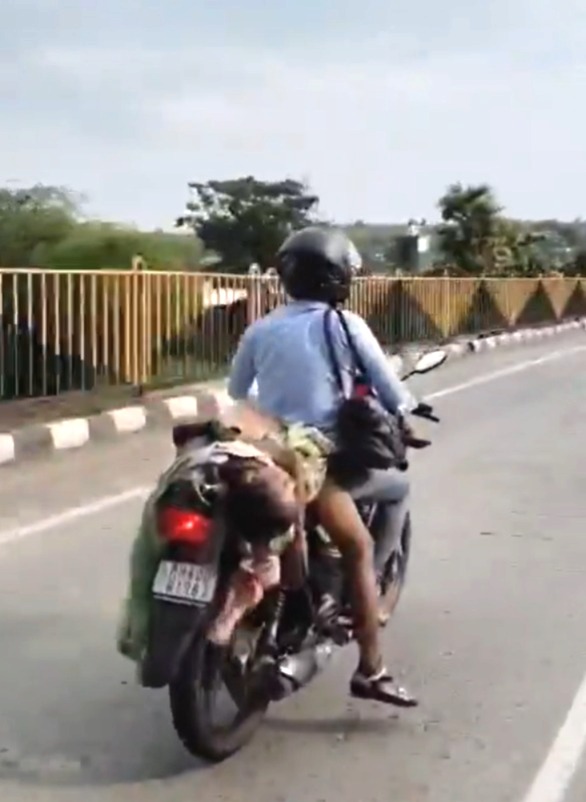 Road accident, husband tied wife dead body on bike, Nagpur accident, Madhya Pradesh road accident