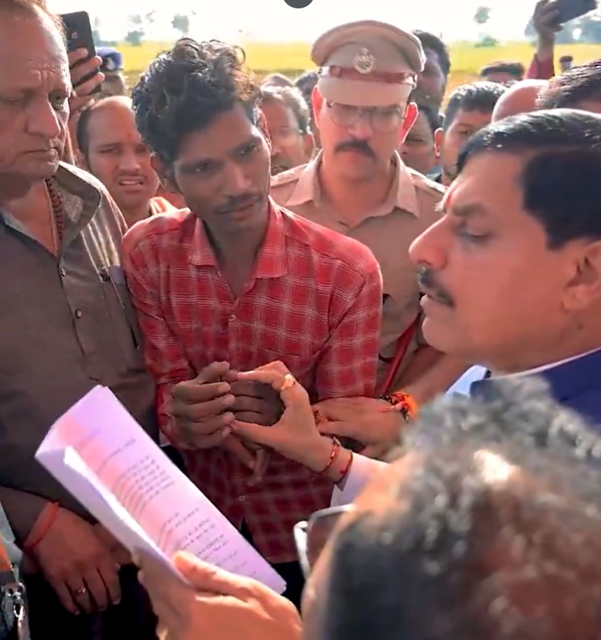 CM Mohan Yadav Ratlam, Janata Darbar Ratlam, fraud car case, on the spot justice, Bolero car scam, Madhya Pradesh news, Ratlam news in Hindi, Mohan Yadav viral video, reprimand to SP, farmers' problem,